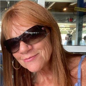 PERFECT CONDITION
NO SCRATCHES ON LENSES
COMES WITH CASE THAT IS NOT VERSACE